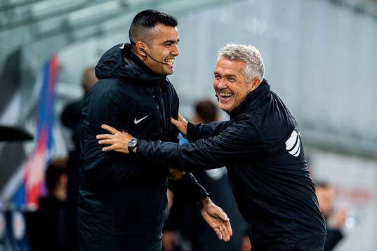 Rohit Saggi, fourth official, and Kåre Ingebrigtsen, head