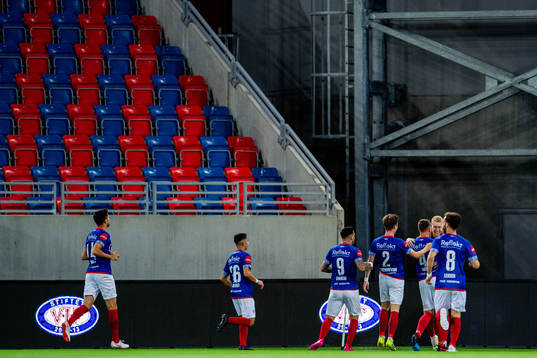 Henrik Bjørdal of Vålerenga celebrates with teammates