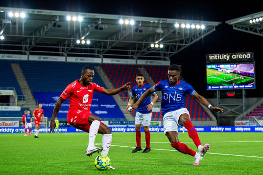 Gilbert Koomson of Brann and Sam Adekugbe of Vålerenga