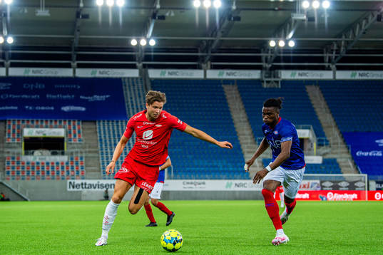 Erlend Hustad of Brann and Sam Adekugbe of Vålerenga