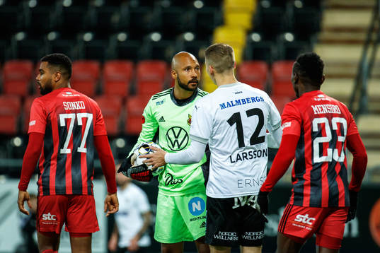 Östersunds målvakt Aly Keita och Örebros Jake Larsson