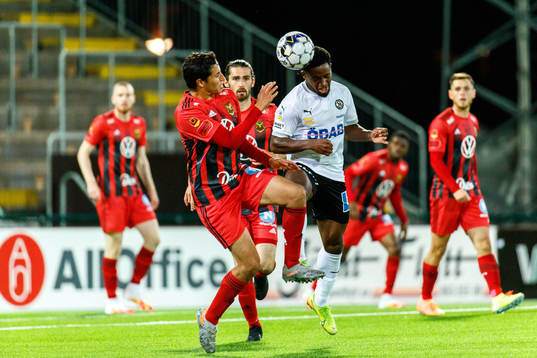 Örebros Kevin Wright och Östersunds Ahmed Awad