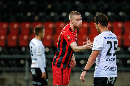 Östersunds Thomas Isherwood tackar Örebros Nordin Gerzic