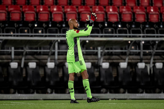 Östersunds målvakt Aly Keita tackar publiken