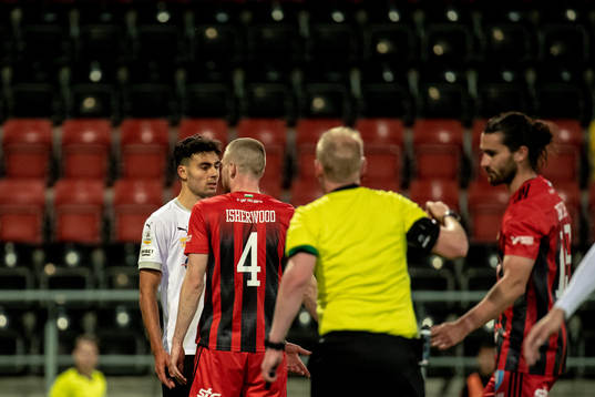 Östersunds Bakr Abdellaoui i samtal med Östersunds Thomas