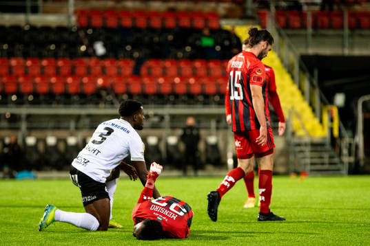 Örebros Kevin Wright och Östersunds Sam Mensiro