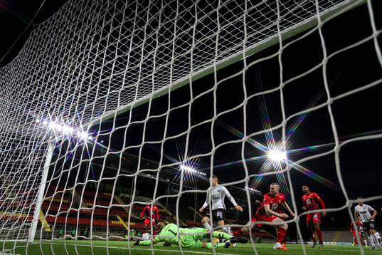 Östersunds målvakt Aly Keita räddar ett skott på mål