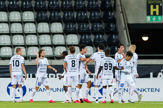 Sirius Axel Björnström jublar med lagkamrater