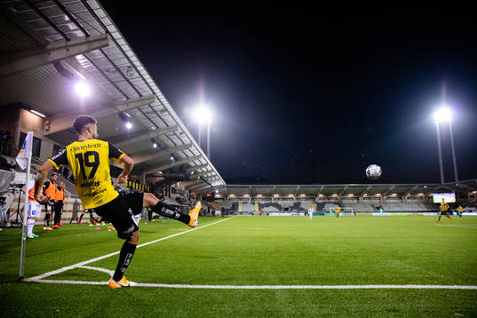 Häckens Daleho Irandust slår en hörna