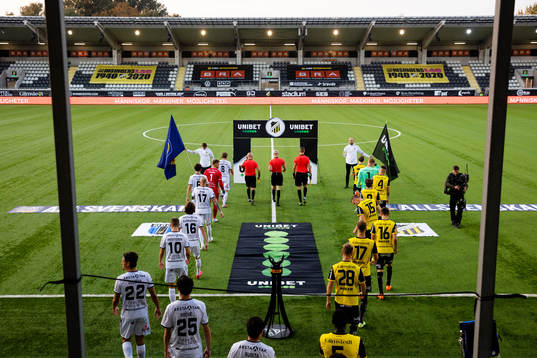 Lagen på väg in på planen innan avspark i