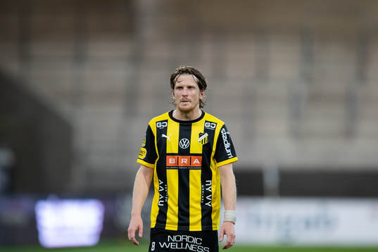 Häckens Erik Friberg framför tomma läktare