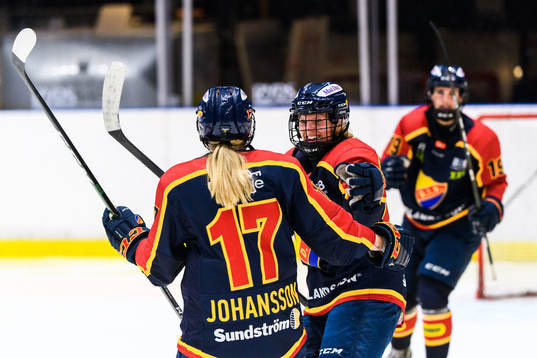Djurgårdens Julia Johansson och Josefine Jakobsen jublar