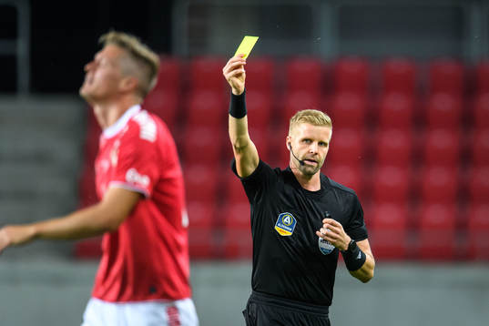 Domare Glenn Nyberg varnar Kalmars Viktor Elm