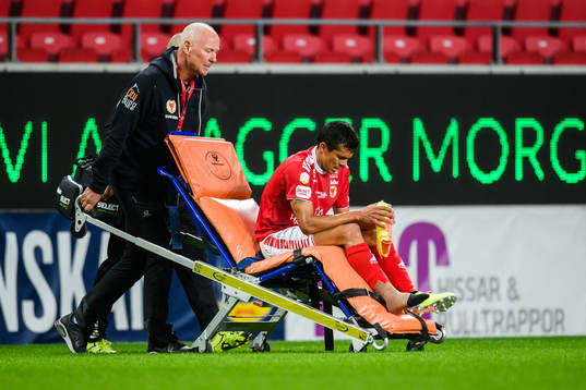 Kalmars Romário Pereira Sipião lämnar planen på bår