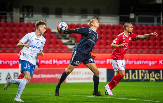 Kalmars målvakt Ole Söderberg och Douglas Bergqvist samt