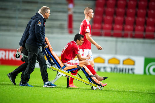 Kalmars Romário Pereira Sipião blev utburen på bår