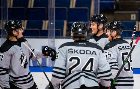 s Oliver Wahlstrom jublar med lagkamrater