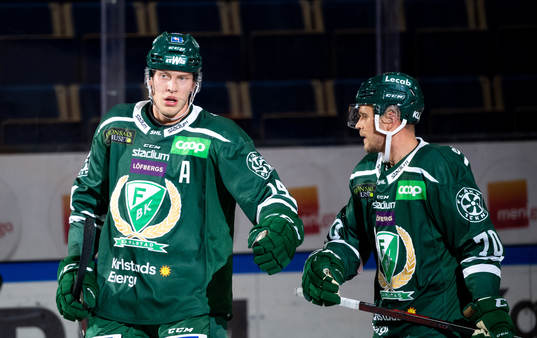 Färjestads Victor Ejdsell jublar med Jacob Nilsson