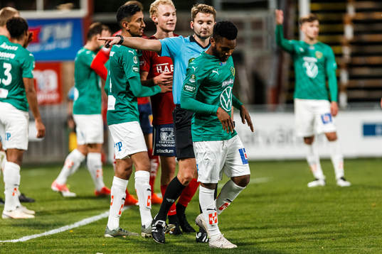 Jönköpings Enock Kwakwa lämnar planen