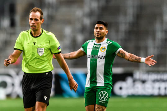 Referee Sascha Stegemann and Paulinho of Hammarby