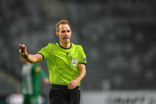 Referee Sascha Stegemann