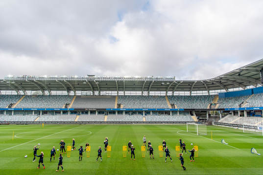 The players warm up