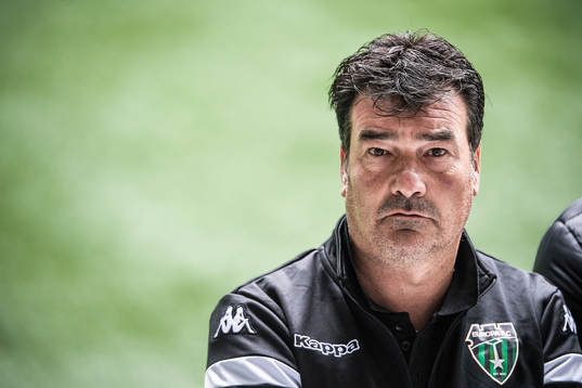 Europa FC’s tränare Rafa Escobar deltar i en