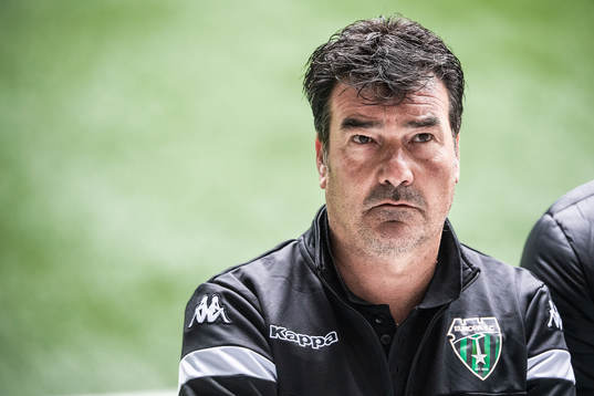 Europa FC’s tränare Rafa Escobar deltar i en