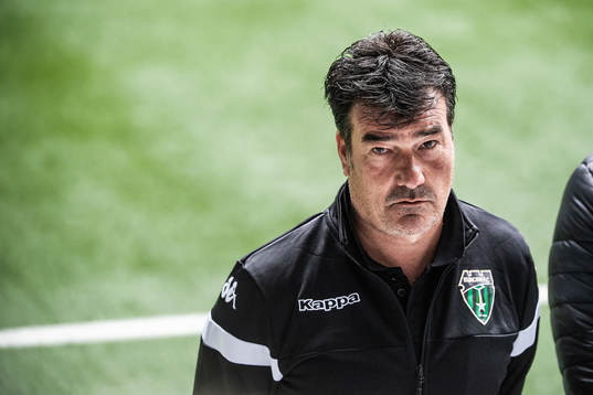 Europa FC’s tränare Rafa Escobar deltar i en