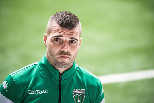 Europa FC’s Liam Walker deltar i en presskonferens