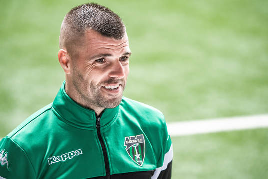 Europa FC’s Liam Walker deltar i en presskonferens
