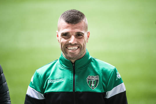 Europa FC’s Liam Walker deltar i en presskonferens