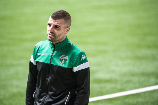 Europa FC’s Liam Walker deltar i en presskonferens