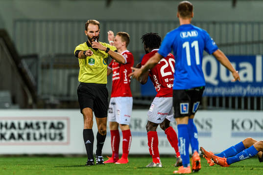 Halmstads tilldelas straffspark av Domare Andreas