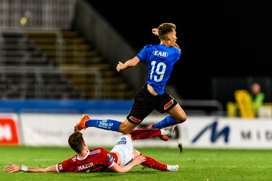Umeås Miroslav Mazur och Halmstads Rasmus Wiedesheim-Paul