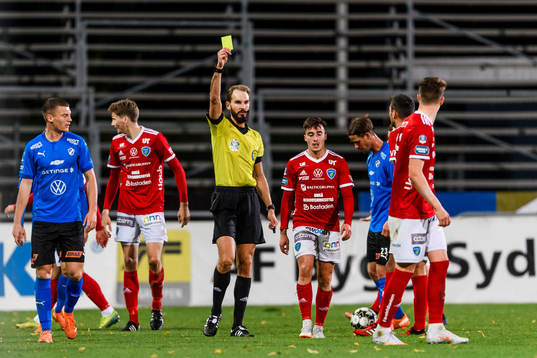 Umeås Deniz Yaldir tilldelas ett gult kort från domare