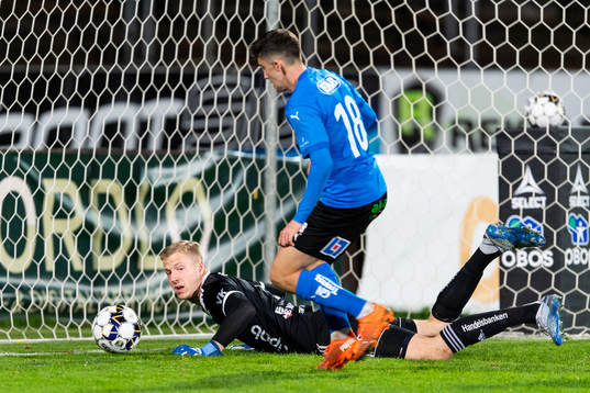 Halmstads Emil Tot Wikström gör 4-0 bakom Umeås målvakt