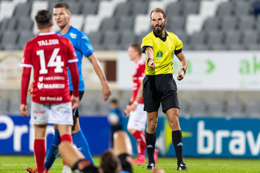 Domare Andreas Dufva-Johansson pekar på straffpunkten