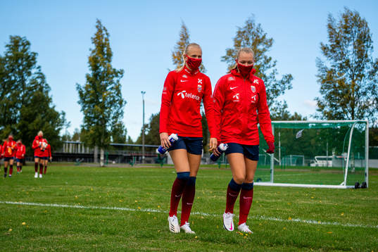 Karina Sævik and Frida Maanum of the Norwegian women’s