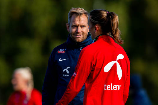 Martin Sjögren, head coach, talks to Caroline Graham Hansen