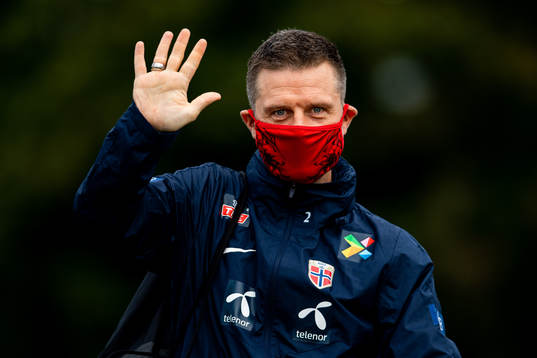 Alexander Straus, coach of Norway, wearing a face mask