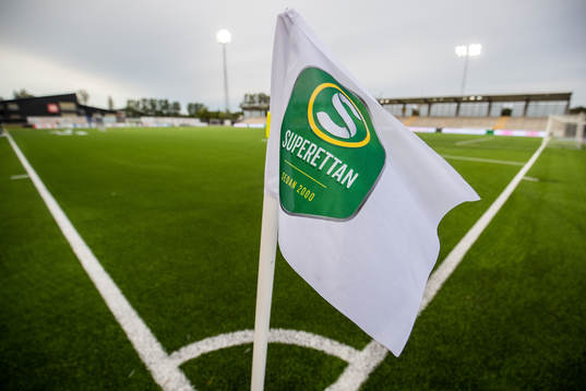 Superettans logotyp på en hörnflagga
