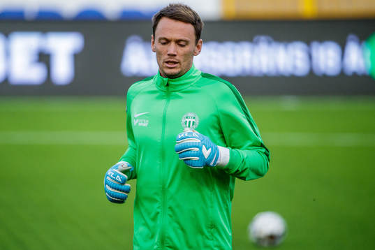 Västerås målvakt Anton Fagerström innan fotbollsmatchen
