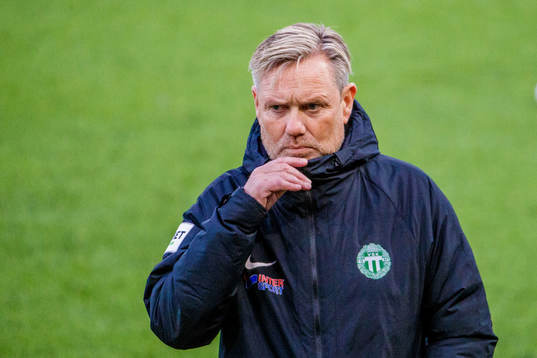 Västerås tränare Thomas Askebrand innan fotbollsmatchen