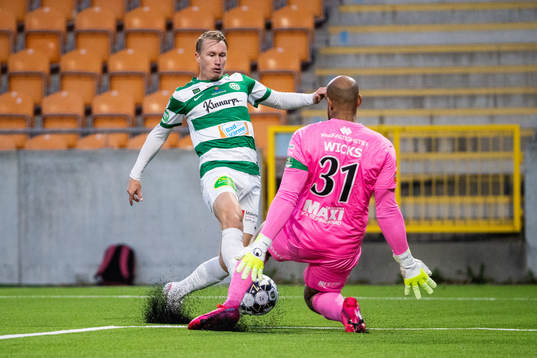 Västerås Emil Skogh och AFC Eskilstunas målvakt Joshua