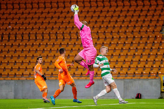 AFC Eskilstunas målvakt Joshua Wicks och Västerås Simon