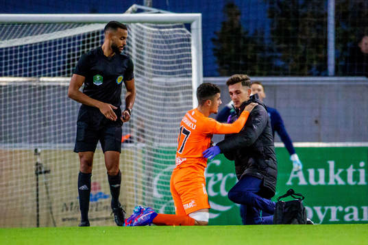 domare Farouk Nehdi och AFC Eskilstunas Ismet Lushaku