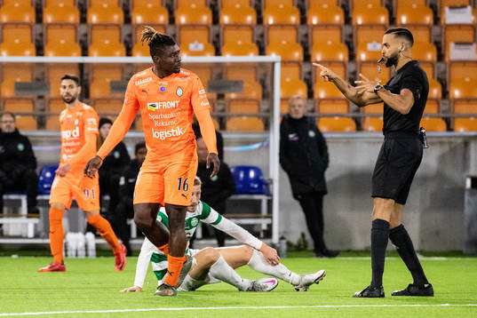 AFC Eskilstunas Onyedikachukwu Samuel Nnamani får ett gult