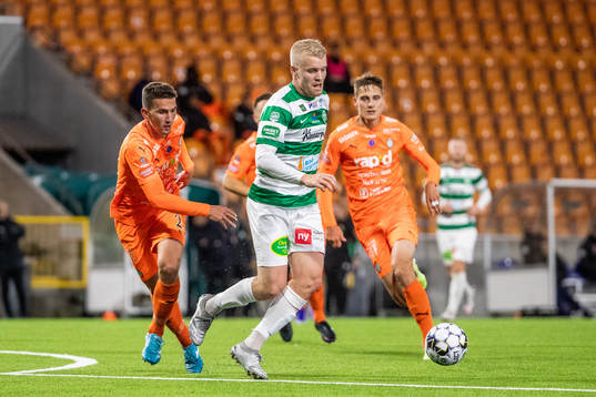 AFC Eskilstunas Adnan Kojic och Västerås Simon Johansson