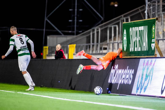 AFC Eskilstunas Wilhelm Loeper tacklas över reklamskylten